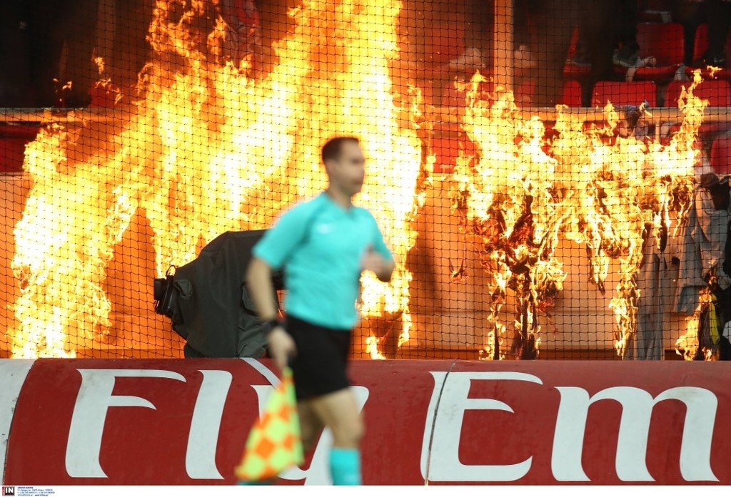 Ολυμπιακός-ΑΕΚ: Έβαλαν φωτιά στο γήπεδο! (photos)