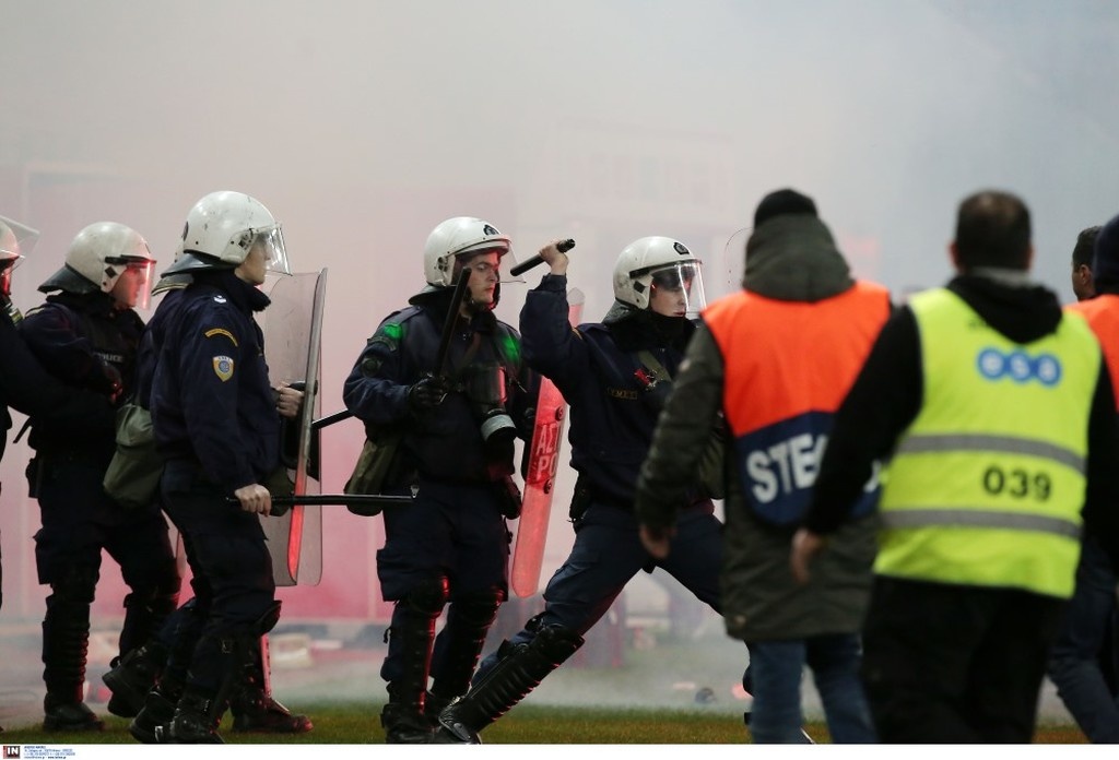 Ολυμπιακός-ΑΕΚ: Χαμός στο «Γ. Καραϊσκάκης» - Ντου οπαδών, επεισόδια και δακρυγόνα! (video)