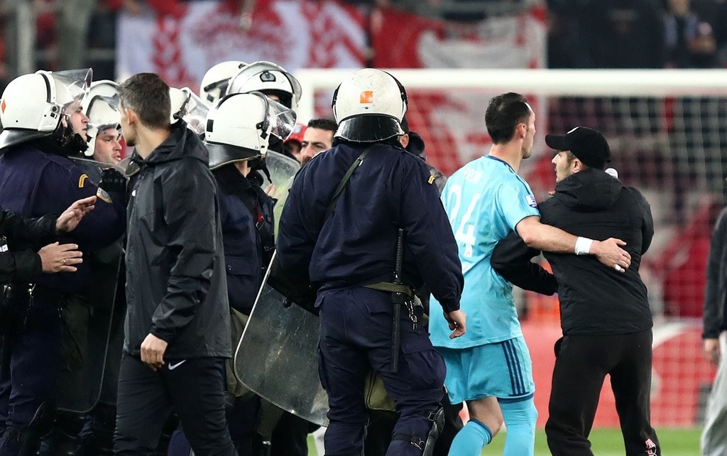 Καρέ-καρέ η εισβολή των οπαδών στο φινάλε του ντέρμπι Ολυμπιακός-ΑΕΚ (photos)