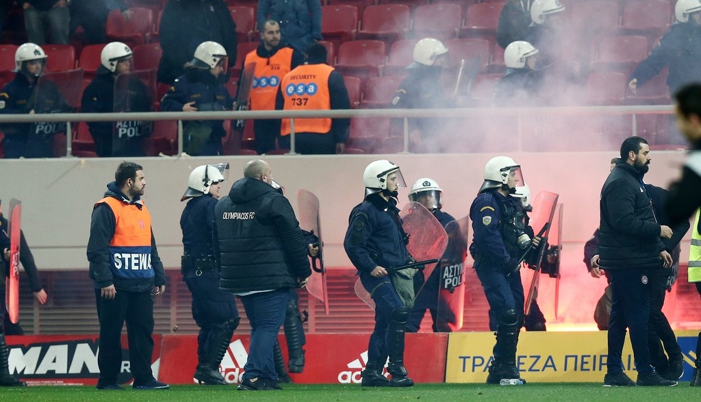 Καρέ-καρέ η εισβολή των οπαδών στο φινάλε του ντέρμπι Ολυμπιακός-ΑΕΚ (photos)