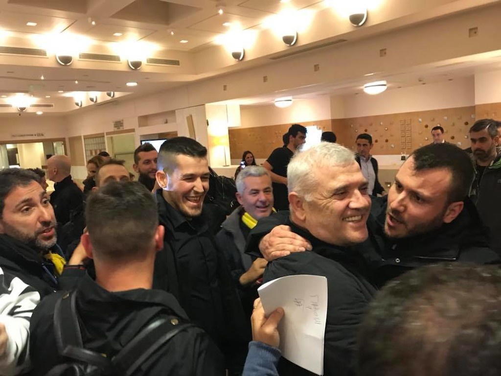 Παροξυσμός και τρελή υπoδοχή στους παίκτες της ΑΕΚ! (video)