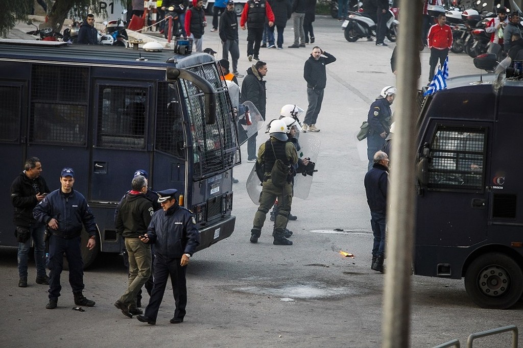 Ολυμπιακός-ΑΕΚ: Επεισόδια στο «Γ. Καραϊσκάκης» - Πήρε φωτιά αστυνομικός!