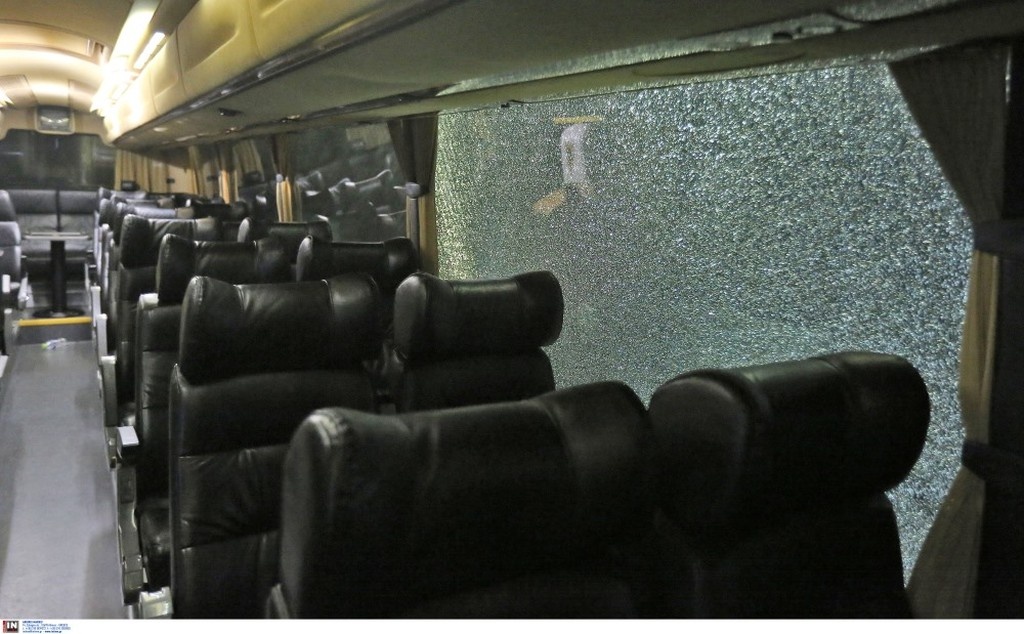 Επίθεση στο πούλμαν της ΑΕΚ πριν το ντέρμπι με τον Ολυμπιακό!