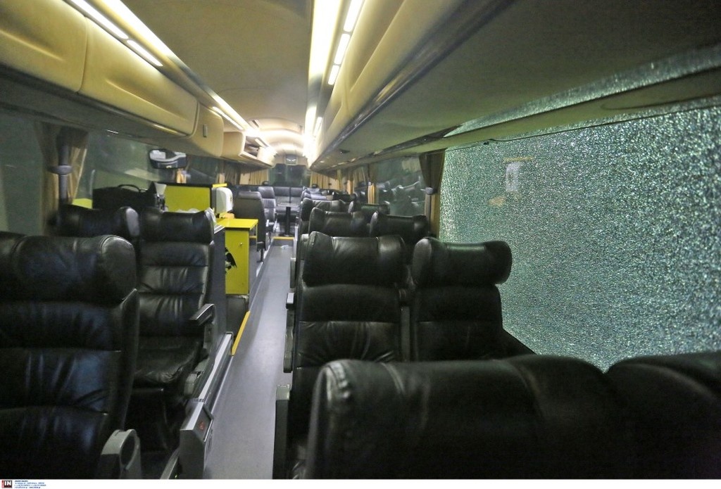 Επίθεση στο πούλμαν της ΑΕΚ πριν το ντέρμπι με τον Ολυμπιακό!