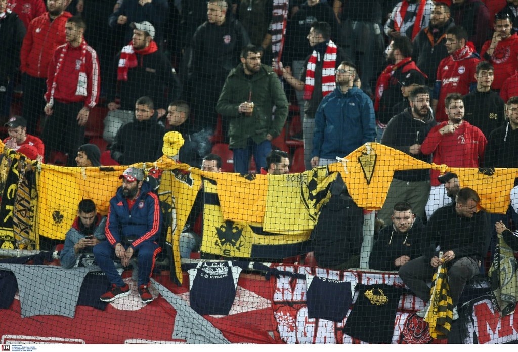 Ολυμπιακός-ΑΕΚ: Έβαλαν φωτιά στο γήπεδο! (photos)