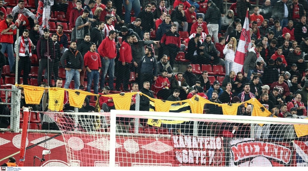 Ολυμπιακός-ΑΕΚ: Έβαλαν φωτιά στο γήπεδο! (photos)