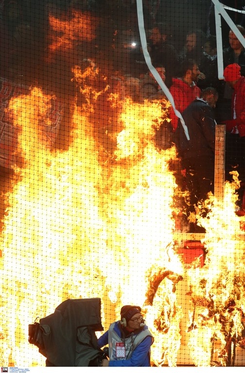 Ολυμπιακός-ΑΕΚ: Έβαλαν φωτιά στο γήπεδο! (photos)