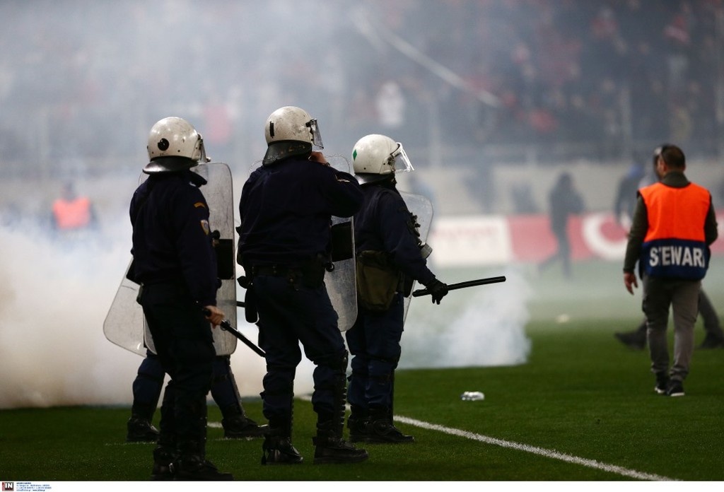 Ολυμπιακός-ΑΕΚ: Χαμός στο «Γ. Καραϊσκάκης» - Ντου οπαδών, επεισόδια και δακρυγόνα! (video)