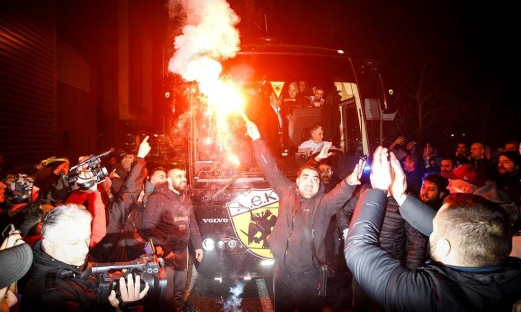 Παροξυσμός και τρελή υπoδοχή στους παίκτες της ΑΕΚ! (video)