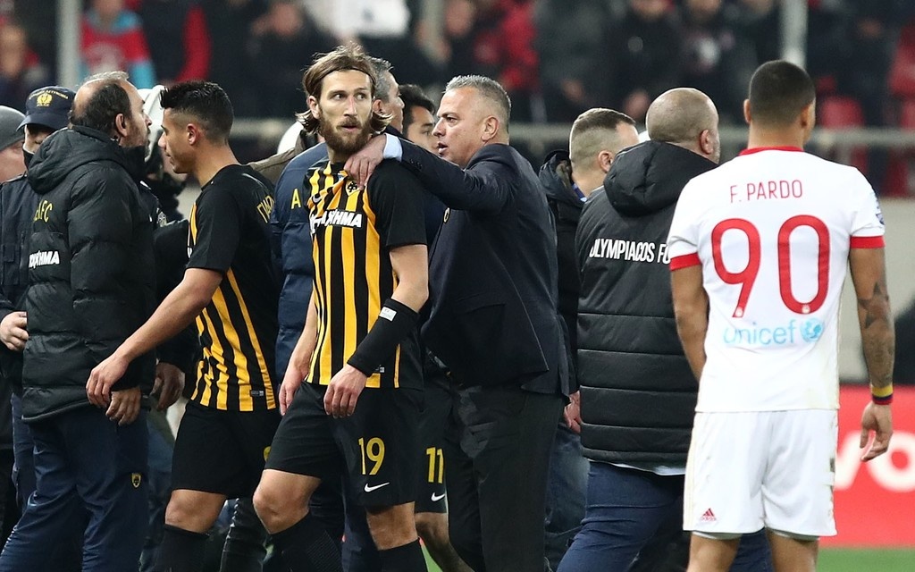 Καρέ-καρέ η εισβολή των οπαδών στο φινάλε του ντέρμπι Ολυμπιακός-ΑΕΚ (photos)