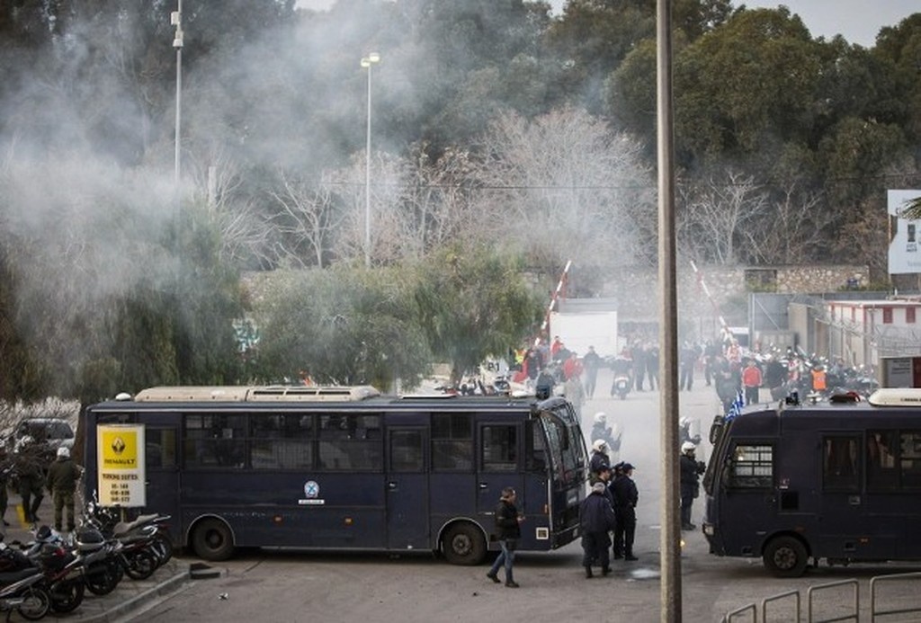 Ολυμπιακός-ΑΕΚ: Επεισόδια στο «Γ. Καραϊσκάκης» - Πήρε φωτιά αστυνομικός!