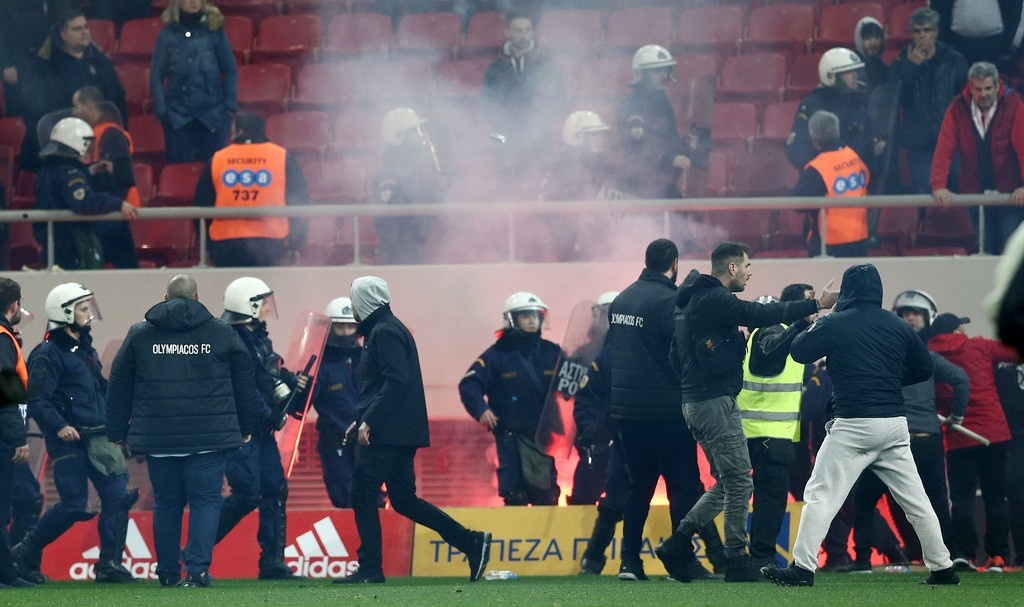 Καρέ-καρέ η εισβολή των οπαδών στο φινάλε του ντέρμπι Ολυμπιακός-ΑΕΚ (photos)
