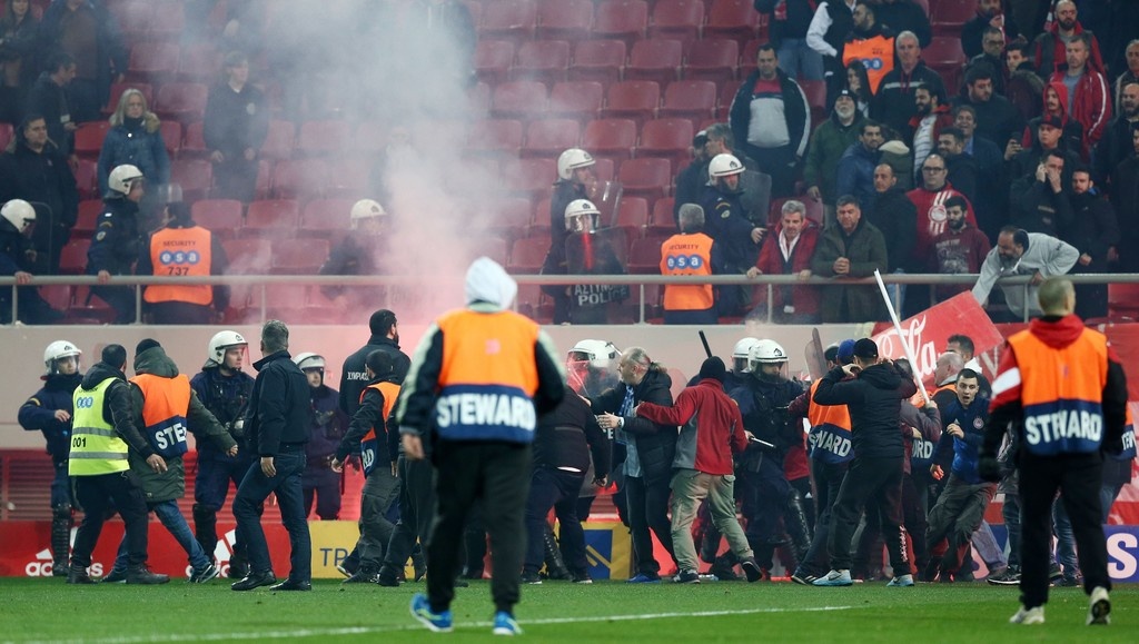 Καρέ-καρέ η εισβολή των οπαδών στο φινάλε του ντέρμπι Ολυμπιακός-ΑΕΚ (photos)