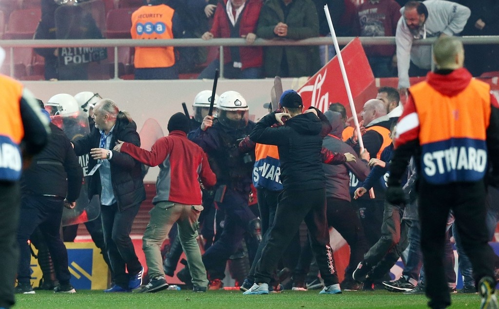 Καρέ-καρέ η εισβολή των οπαδών στο φινάλε του ντέρμπι Ολυμπιακός-ΑΕΚ (photos)