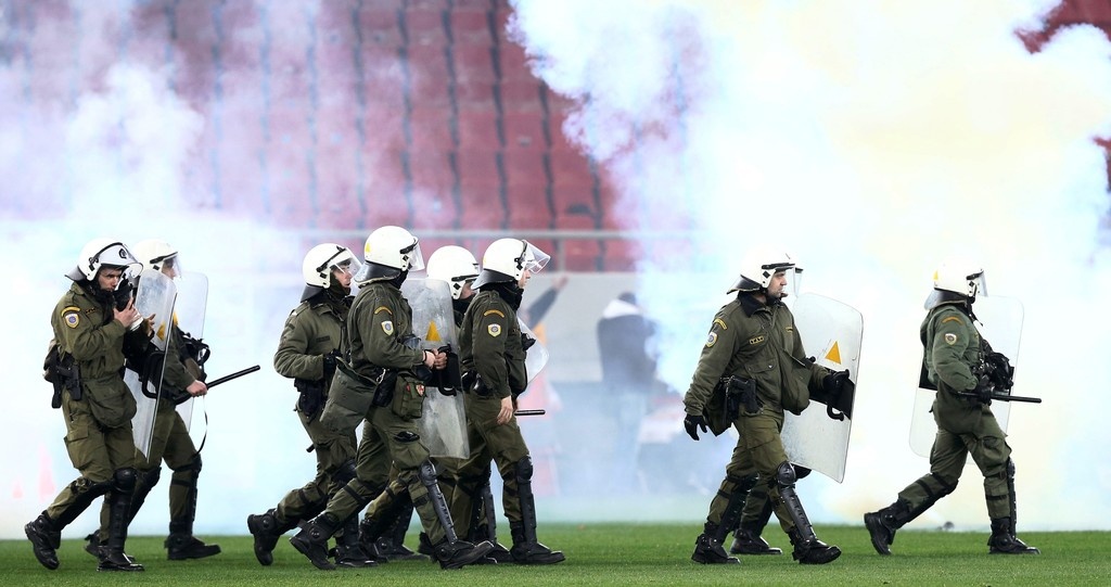 Καρέ-καρέ η εισβολή των οπαδών στο φινάλε του ντέρμπι Ολυμπιακός-ΑΕΚ (photos)