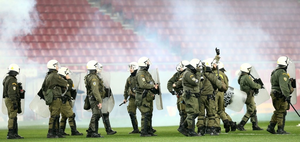 Καρέ-καρέ η εισβολή των οπαδών στο φινάλε του ντέρμπι Ολυμπιακός-ΑΕΚ (photos)