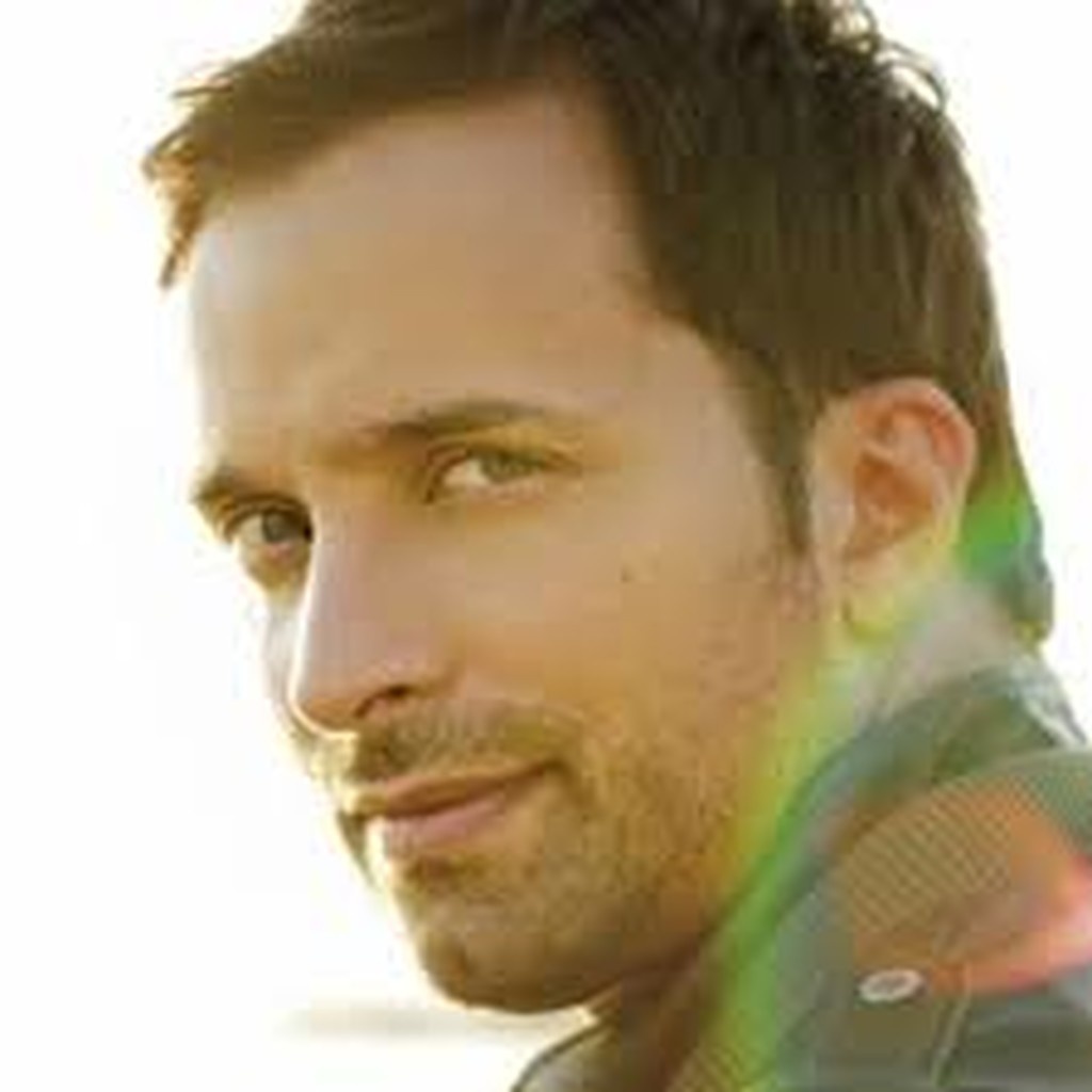 Αυτός είναι ο τραγουδιστής που θα παρουσιάσει το All Star Game της Πάτρας! (photos)