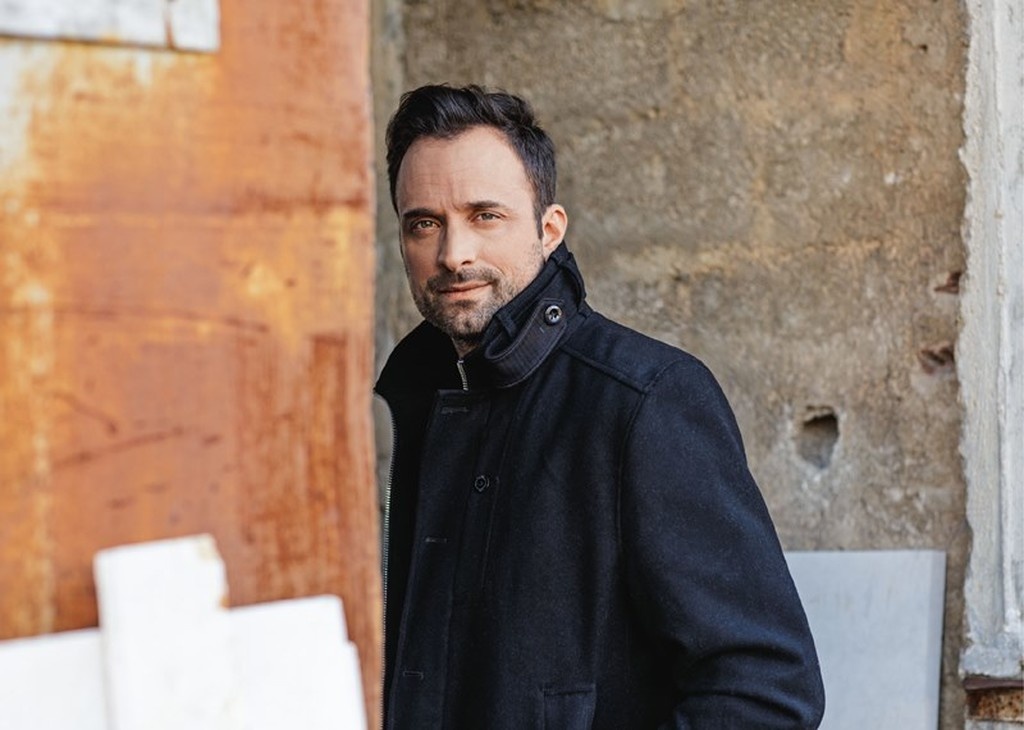 Αυτός είναι ο τραγουδιστής που θα παρουσιάσει το All Star Game της Πάτρας! (photos)