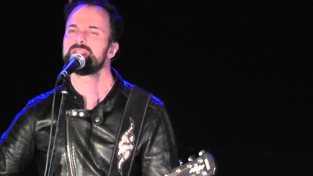 Αυτός είναι ο τραγουδιστής που θα παρουσιάσει το All Star Game της Πάτρας! (photos)