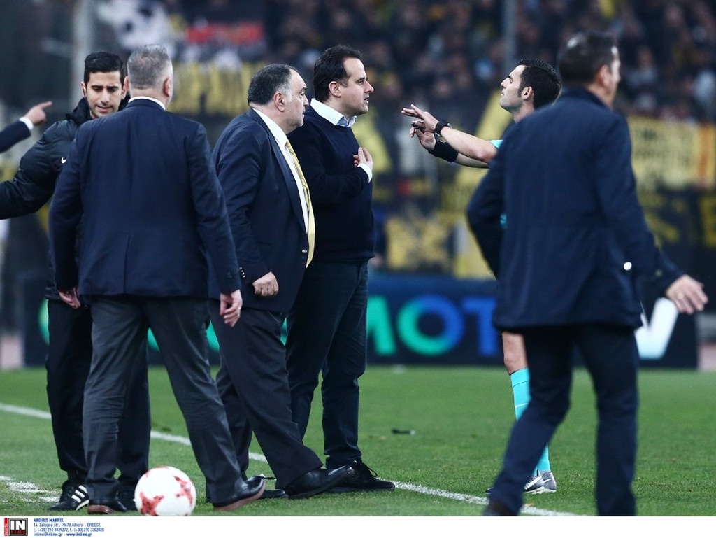 ΑΕΚ-Ολυμπιακός: Ένταση με τον Κομίνη! (photos)