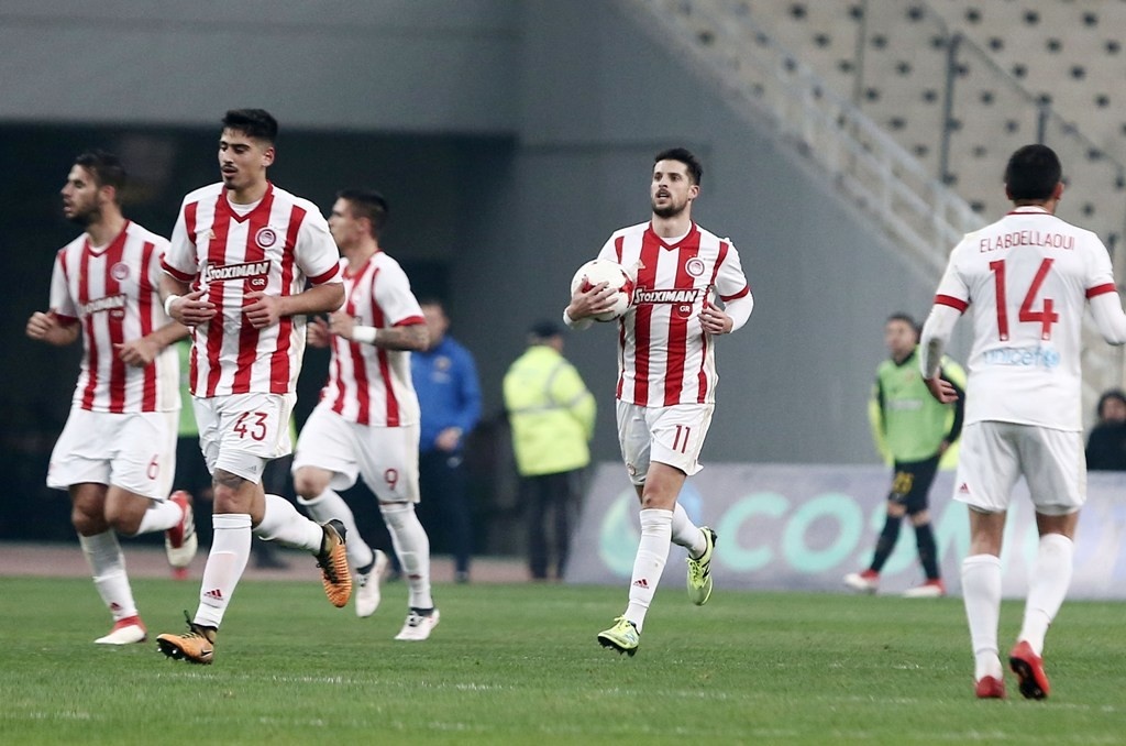 ΑΕΚ - Ολυμπιακός: Χειρονομίες Μιραλάς στους οπαδούς της Ένωσης (photos)