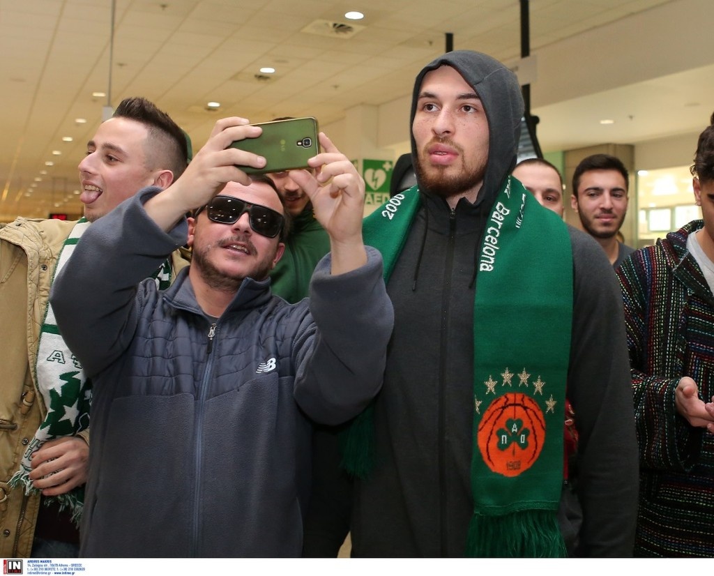 Η φωτογραφία από την επιστροφή του Μάικ Τζέιμς που τα... σπάει!