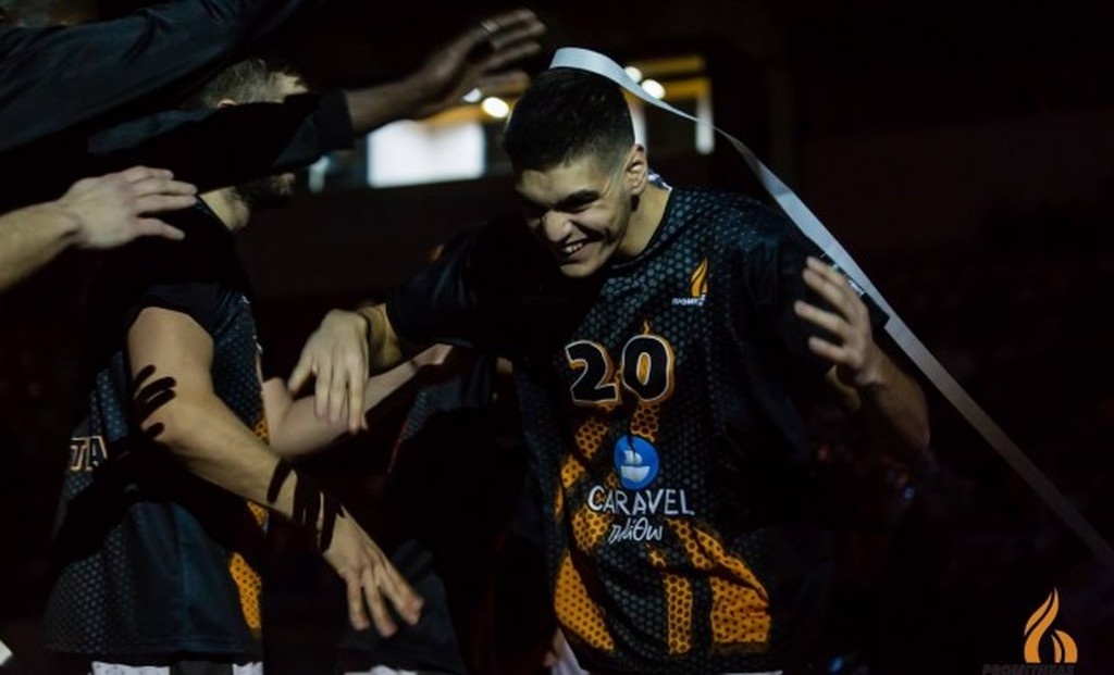 Αυτός είναι ο παίκτης του Προμηθέα που έγραψε ιστορία σε ηλικία 14 ετών