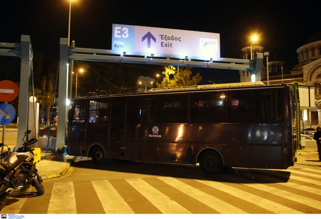Εικόνες από τα επεισόδια στο λιμάνι του Πειραιά (photos)
