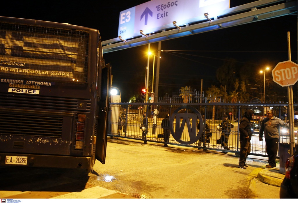 Εικόνες από τα επεισόδια στο λιμάνι του Πειραιά (photos)