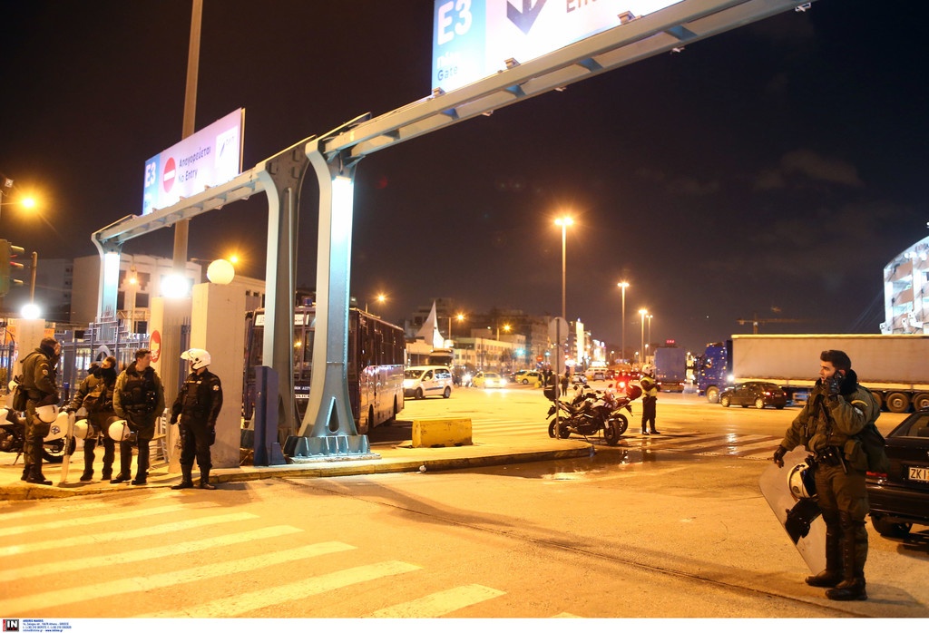 Εικόνες από τα επεισόδια στο λιμάνι του Πειραιά (photos)