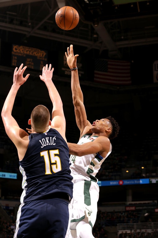 NBA: Οργίασε ο «τριπλός» Αντετοκούνμπο αλλά δεν το πήρε μόνος του! (photos+video)