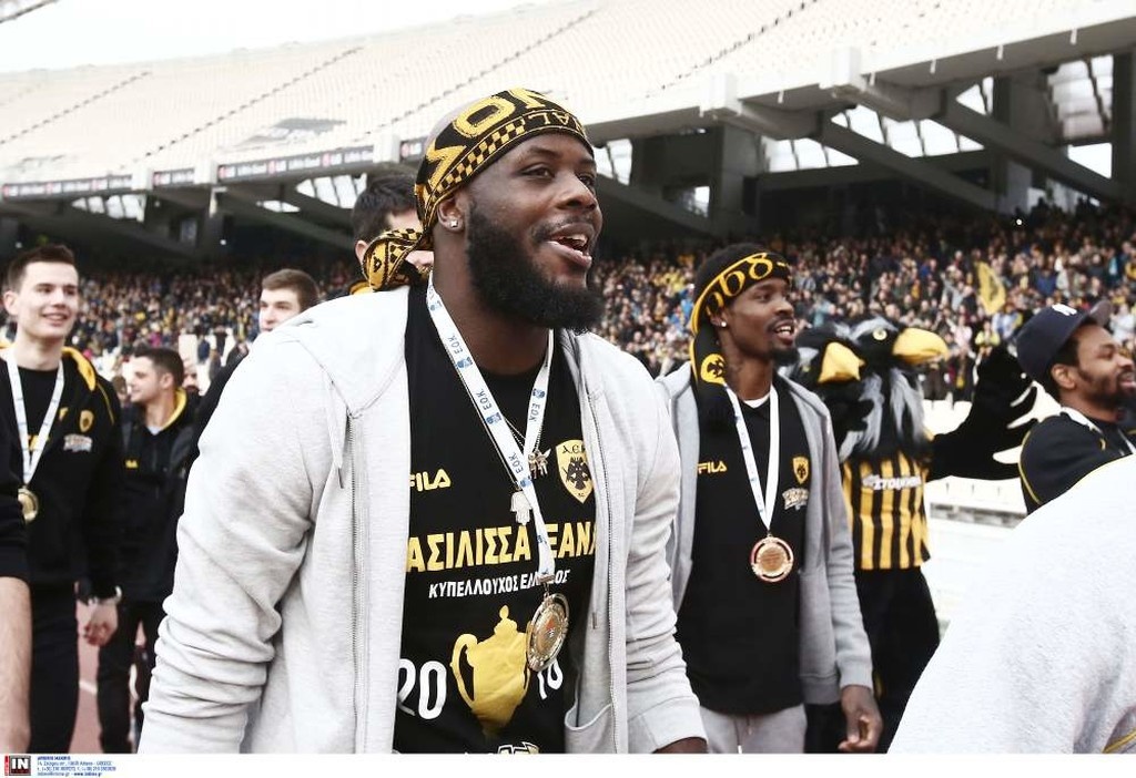 ΑΕΚ: Αποθέωση για τους Κυπελλούχους στο ΟΑΚΑ (photos)