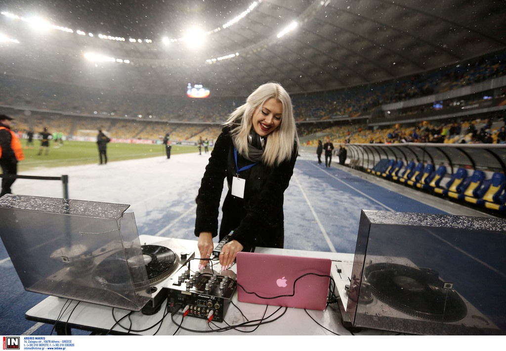 Η ξανθιά που μας «ζέστανε» στο Ντιναμό Κιέβου-ΑΕΚ