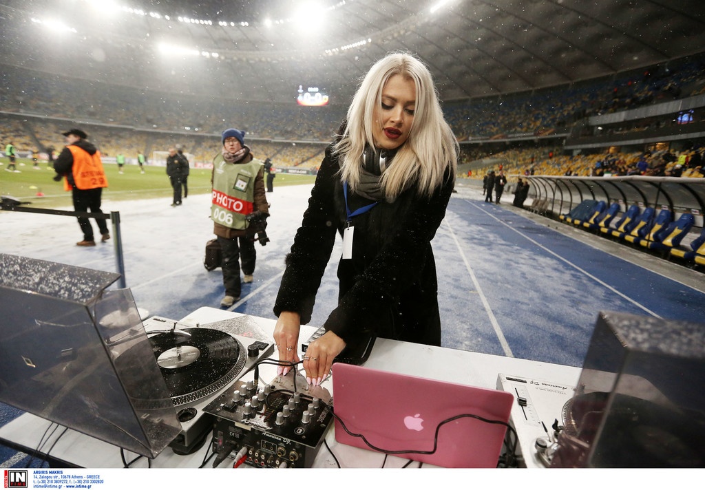 Η ξανθιά που μας «ζέστανε» στο Ντιναμό Κιέβου-ΑΕΚ