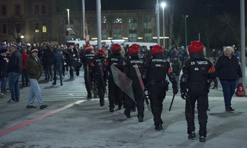 Europa League: Η σοκαριστική στιγμή κατάρρευσης αστυνομικού στα επεισόδια στο Μπιλμπάο (pics+vid)
