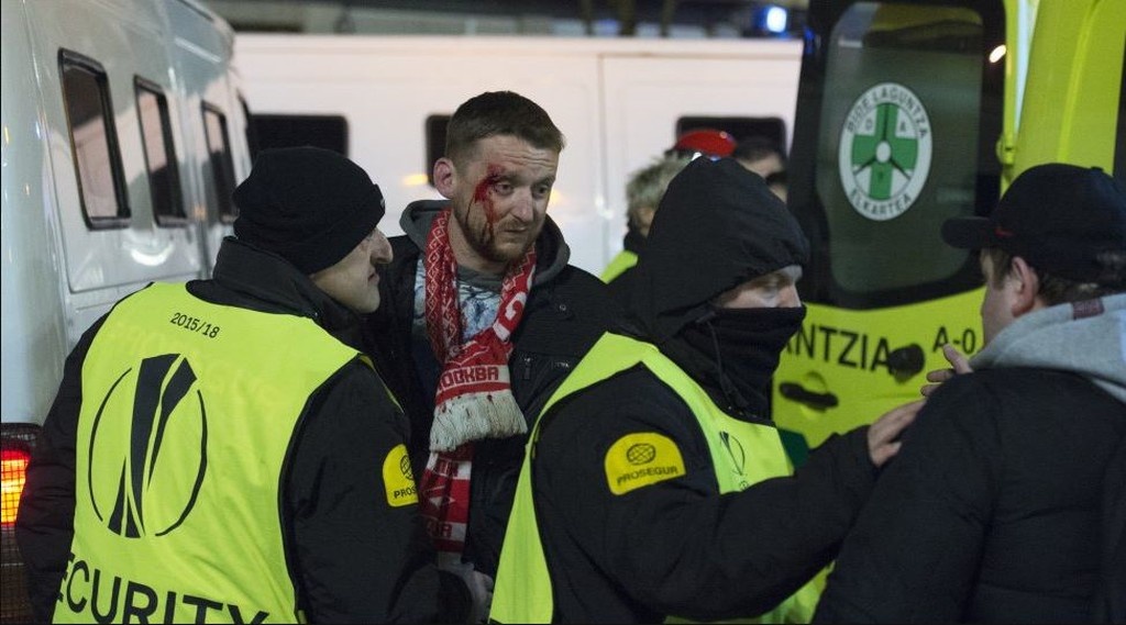 Europa League: Η σοκαριστική στιγμή κατάρρευσης αστυνομικού στα επεισόδια στο Μπιλμπάο (pics+vid)