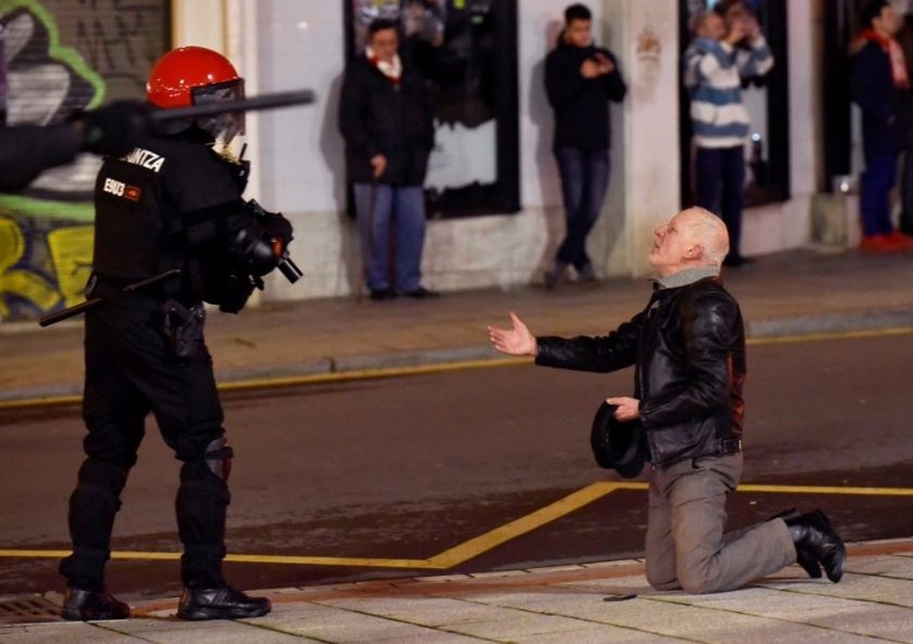 Europa League: Η σοκαριστική στιγμή κατάρρευσης αστυνομικού στα επεισόδια στο Μπιλμπάο (pics+vid)