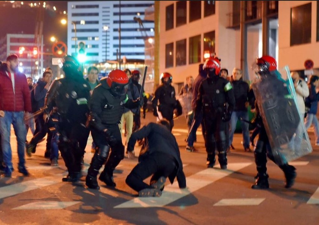 Europa League: Η σοκαριστική στιγμή κατάρρευσης αστυνομικού στα επεισόδια στο Μπιλμπάο (pics+vid)