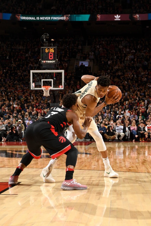 NBA: Εξαφάνισε τους «Δεινόσαυρους» στο Τορόντο ο «διπλός» Αντετοκούνμπο (photos+video)