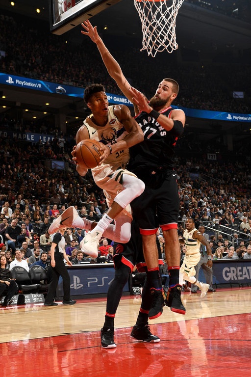 NBA: Εξαφάνισε τους «Δεινόσαυρους» στο Τορόντο ο «διπλός» Αντετοκούνμπο (photos+video)