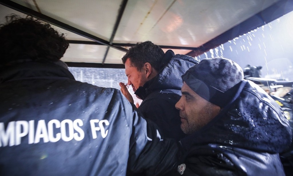 ΠΑΟΚ-Ολυμπιακός: Χαμός στην Τούμπα - Τραυματίστηκε ο Όσκαρ Γκαρθία, διακοπή στο ντέρμπι!