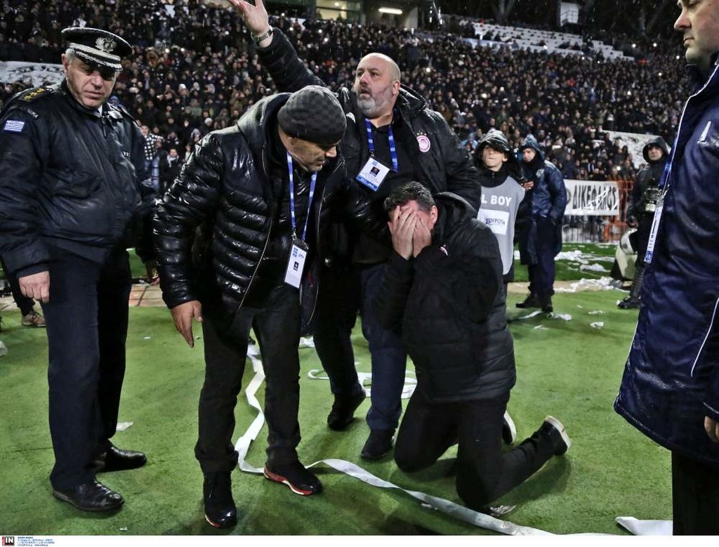 ΠΑΟΚ-Ολυμπιακός: Χαμός στην Τούμπα - Τραυματίστηκε ο Όσκαρ Γκαρθία, διακοπή στο ντέρμπι!