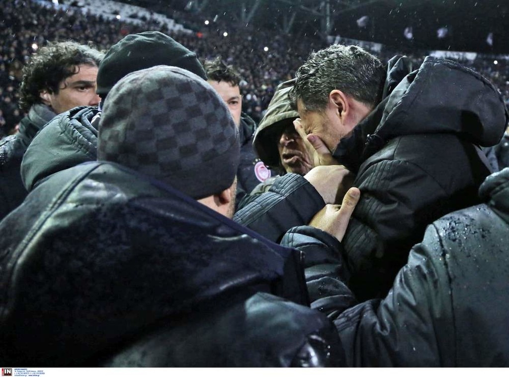 ΠΑΟΚ-Ολυμπιακός: Η στιγμή του τραυματισμού του Γκαρθία και ο πανικός στην Τούμπα (photos)