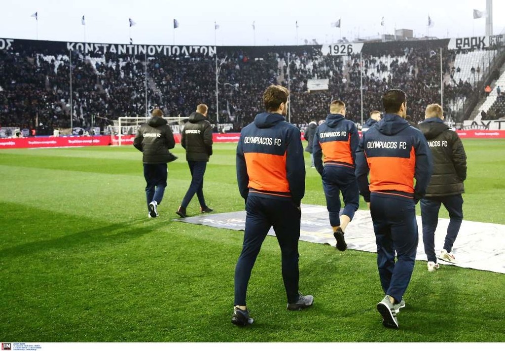 ΠΑΟΚ-Ολυμπιακός: Οπαδοί μπούκαραν στο γήπεδο με σημαία της Βουλγαρίας (photos)