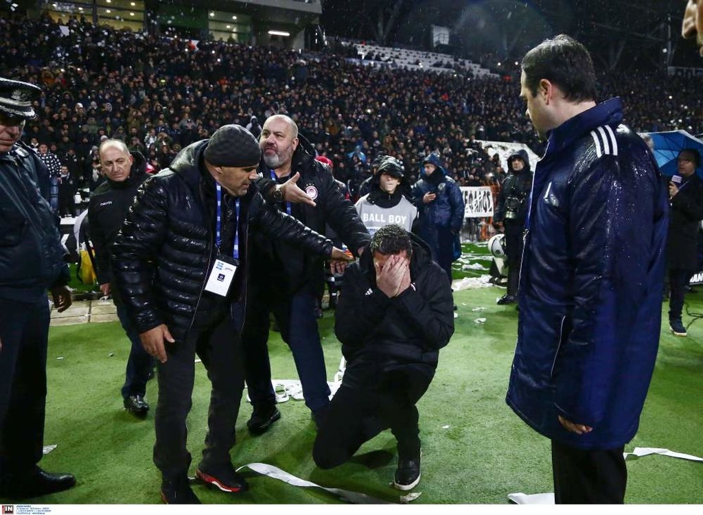 ΠΑΟΚ-Ολυμπιακός: Χαμός στην Τούμπα - Τραυματίστηκε ο Όσκαρ Γκαρθία, διακοπή στο ντέρμπι!