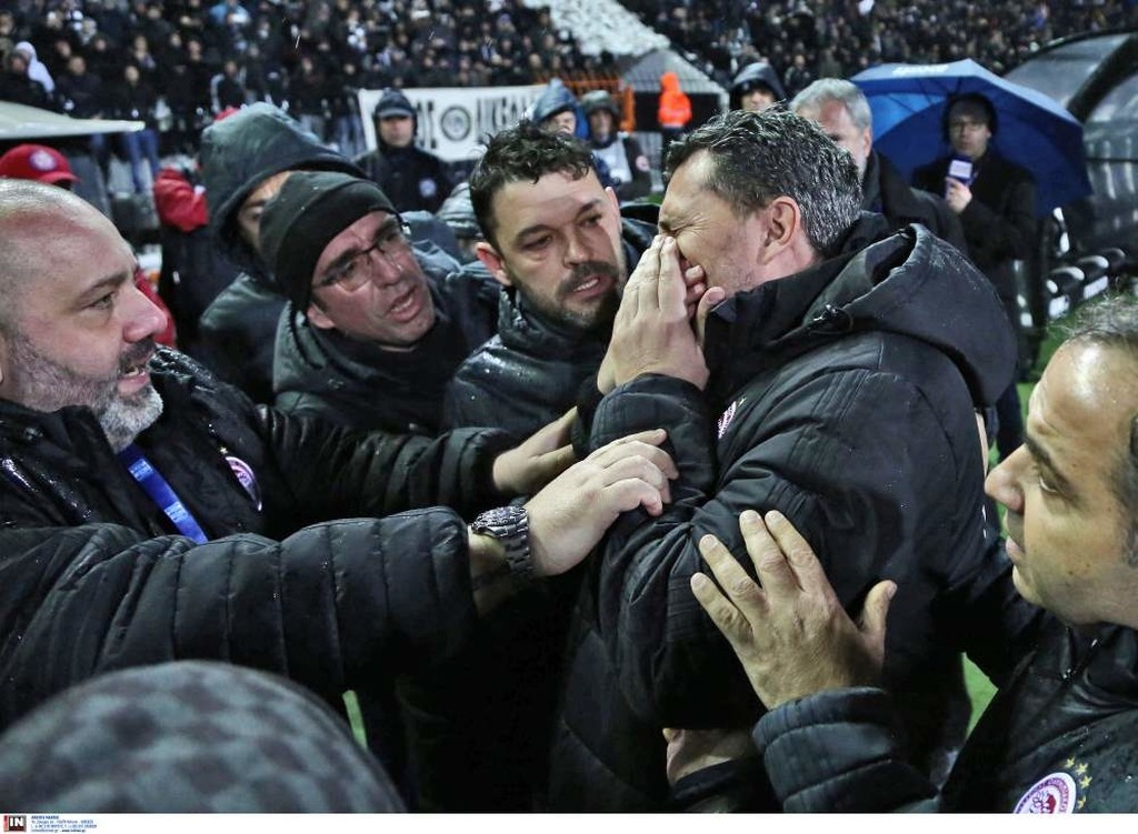 ΠΑΟΚ-Ολυμπιακός: Χαμός στην Τούμπα - Τραυματίστηκε ο Όσκαρ Γκαρθία, διακοπή στο ντέρμπι!