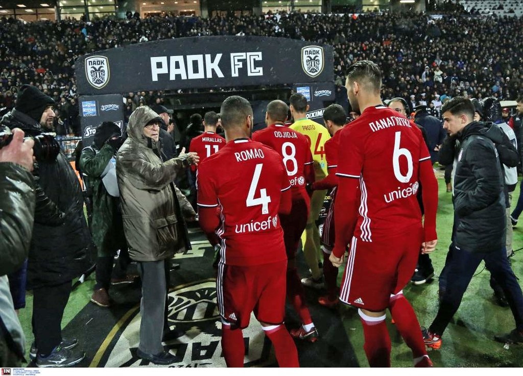 ΠΑΟΚ-Ολυμπιακός: Η στιγμή του τραυματισμού του Γκαρθία και ο πανικός στην Τούμπα (photos)