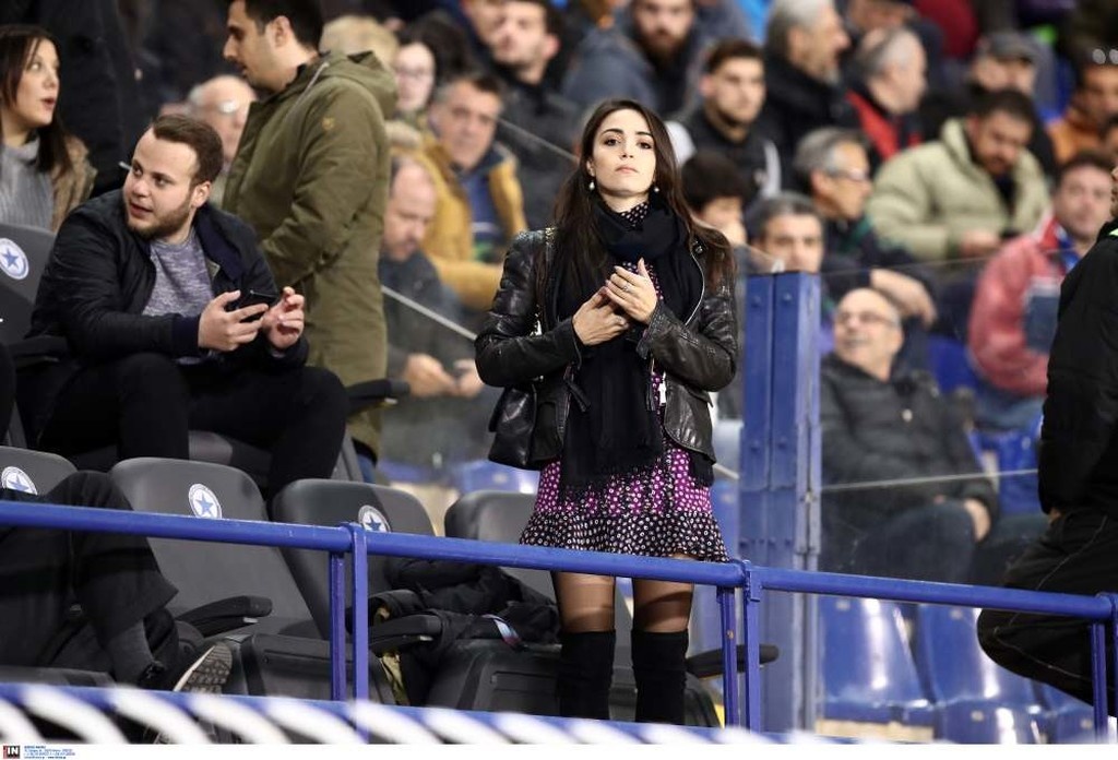 Το μελαχρινό με το μίνι άναψε «φωτιές» στο Ατρόμητος-ΑΕΚ