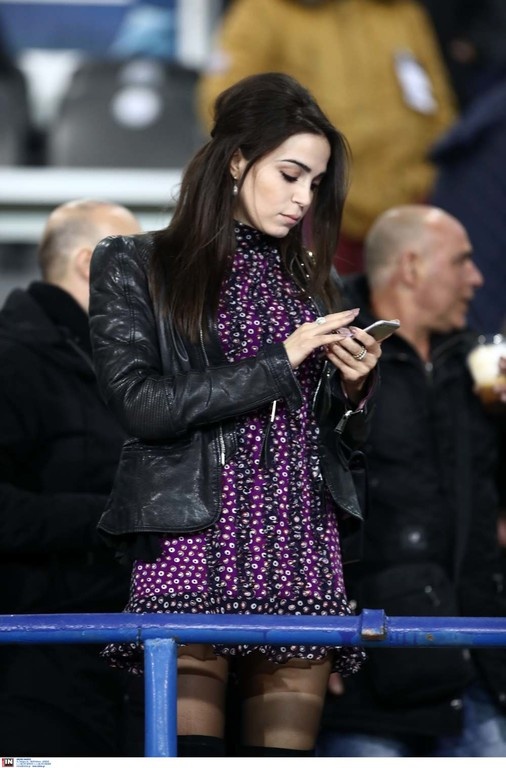 Το μελαχρινό με το μίνι άναψε «φωτιές» στο Ατρόμητος-ΑΕΚ