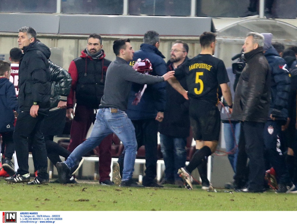 ΑΕΛ-ΑΕΚ: Οπαδός των «βυσσινί» την «έπεσε» στον Λαμπρόπουλο (photos)